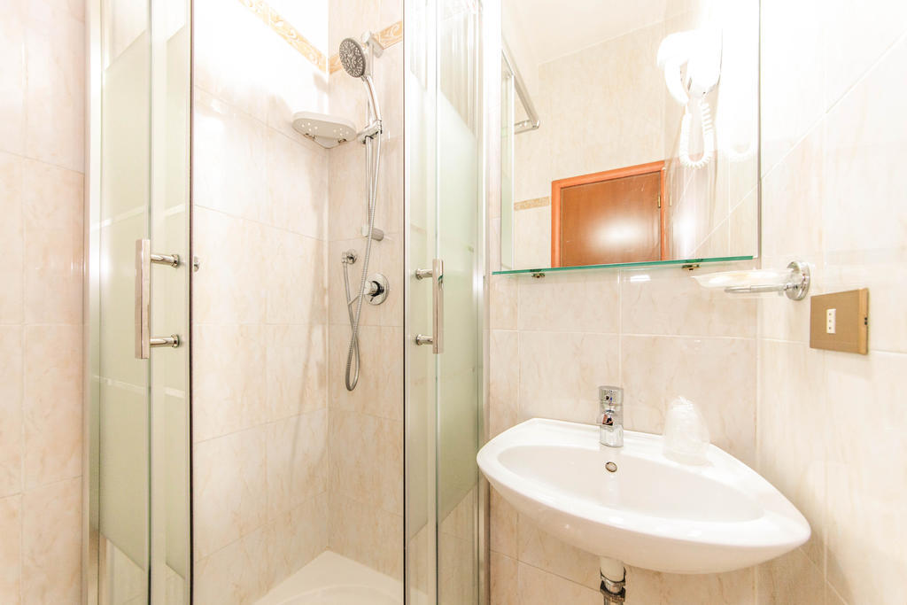 Downtown Accommodation โรม ภายนอก รูปภาพ