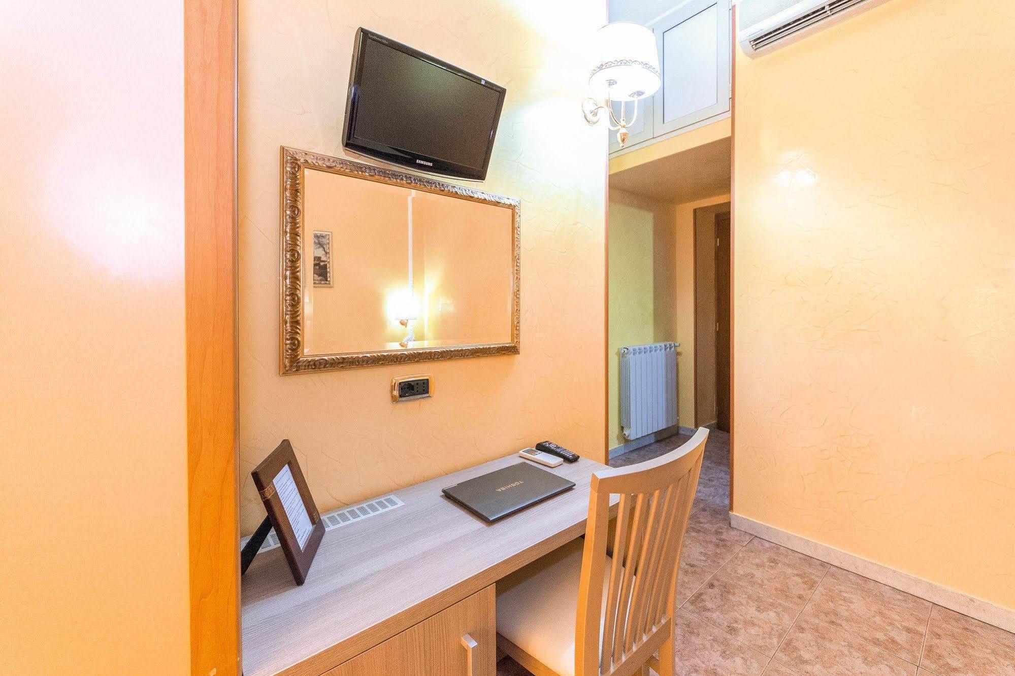 Downtown Accommodation โรม ภายนอก รูปภาพ