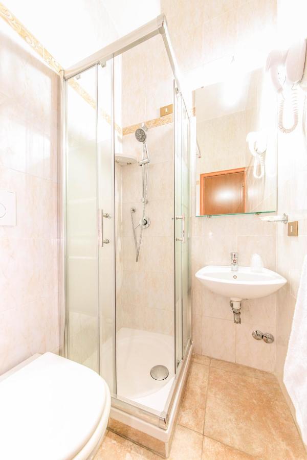 Downtown Accommodation โรม ภายนอก รูปภาพ